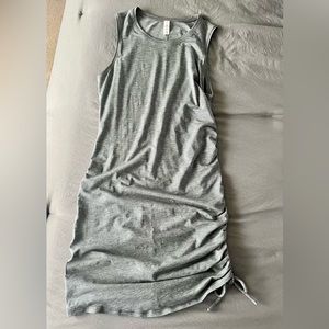 Lululemon dress pre own on excelente condition no stains no peeling no pets